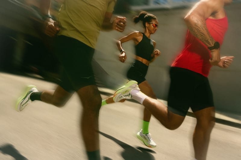 HOKA dévoile la Mach 7, une daily trainer légère et dynamique pensée pour les runs du quotidien et les entraînements de vitesse. Avec sa mousse EVA supercritique, son upper respirant et son poids plume, elle s’impose comme l’une des chaussures d’entraînement les plus polyvalentes du marché.