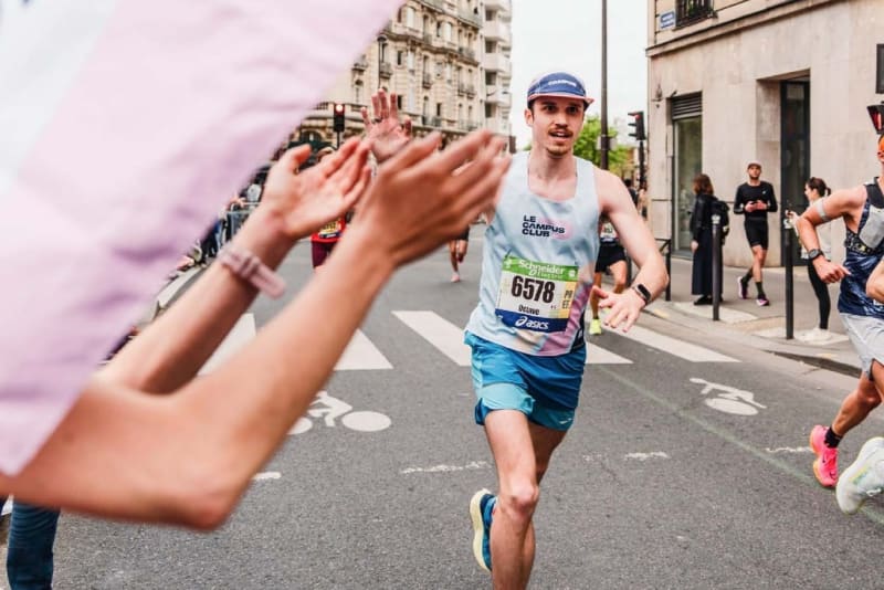 Campus, la célèbre application de coaching, a récemment publié la deuxième édition de sa grande enquête sur le running. L’occasion d’en savoir plus sur les tendances du running en 2025, une activité en plein boom. Allure moyenne, distance parcourue, volume d’entraînement, course préférée... Tour d’horizon des habitudes qui façonnent la pratique de la course à pied en France.