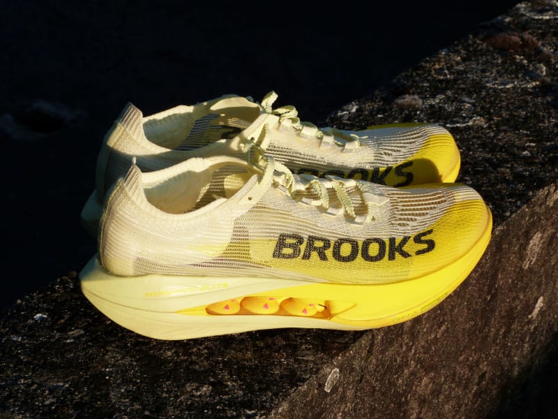 Test complet de la Brooks Hyperion Elite 5 après 100 km : plaque carbone, mousse DNA GOLD, performance en course et comparaison avec la concurrence.