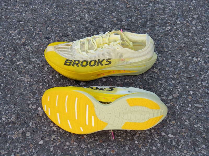 Test complet de la Brooks Hyperion Elite 5 après 100 km : plaque carbone, mousse DNA GOLD, performance en course et comparaison avec la concurrence.