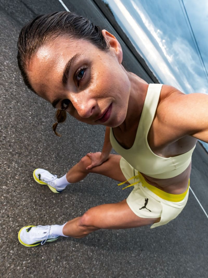 PUMA lance la Deviate Nitro 4 et la Deviate Nitro Elite 4 pour ouvrir la saison 2026. Deux chaussures à plaque carbone, une pour l’entraînement rapide, l’autre pour la compétition du 5 km au marathon, portées par la mousse NITRO™ et l’ADN performance de la marque allemande.