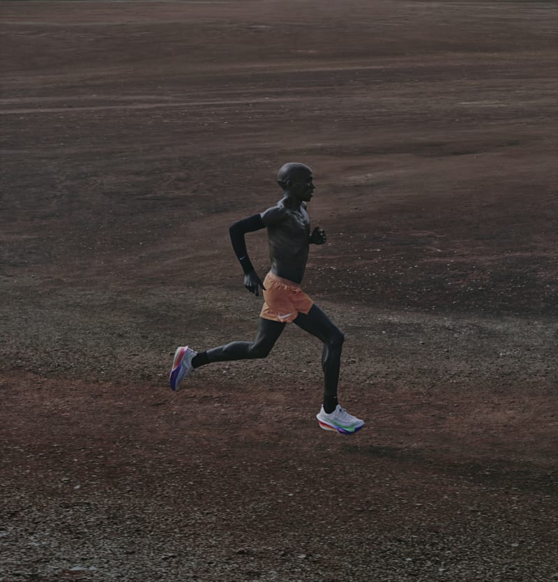 Nike dévoile la nouvelle collection Eliud Kipchoge : quatre modèles iconiques et une philosophie centrée sur le collectif, la transmission et la performance.