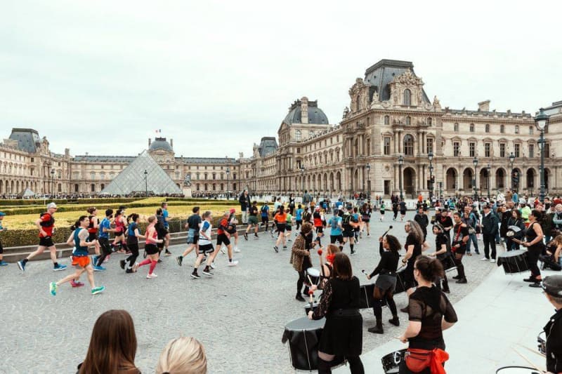 Marathon de Paris 2025 : pourquoi fait-il tant rêver les coureurs du monde entier ?