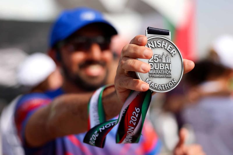 Le Marathon de Dubaï 2026 a offert un doublé éthiopien spectaculaire : Nibret Melak s’impose pour ses débuts en 2h04’00, Anchinalu Dessie gagne en 2h18’31.