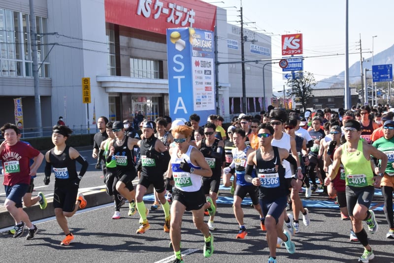 Le semi-marathon de Marugame 2026, semi le plus dense du monde, révèle la culture unique du running japonais : héritage de l’ekiden, discipline collective et une incroyable profondeur sub-élite.