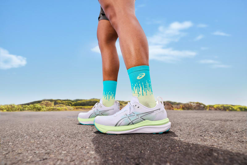 ASICS dévoile la GEL-KAYANO 33, une nouvelle version plus fluide et polyvalente avec une stabilité moins intrusive et un confort encore amélioré.
