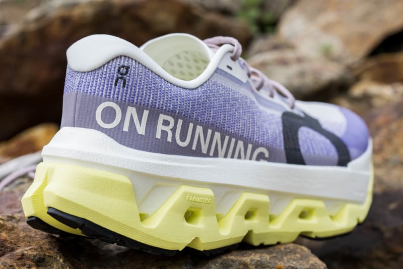 Dans la foulée de la sortie de la Cloudmonster 3, la marque helvète On a dévoilé la Cloudmonster 3 Hyper. Une chaussure qui combine amorti généreux et dynamisme, pensée pour avaler les kilomètres. Marathons.com l’a mise à l’épreuve ces dernières semaines lors de différents types d’entraînements, entre footings, sorties longues et séances un peu plus rythmées.