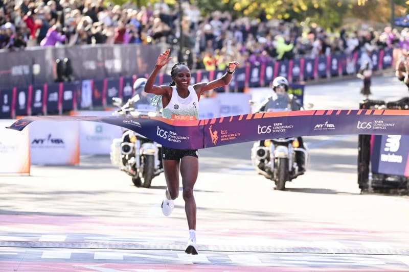 59 226 finishers : record du monde battu pour le Marathon de New York 2025 qui reprend sa couronne de plus grand marathon du monde. Chiffres clés, performances, ambiance et faits marquants d’une édition historique.