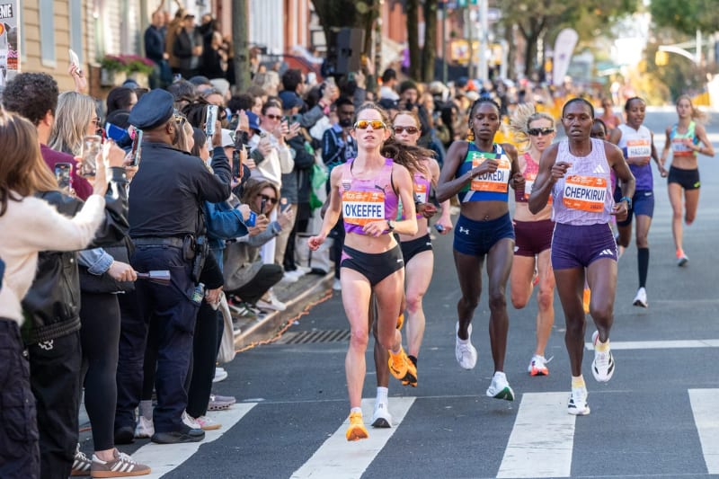 59 226 finishers : record du monde battu pour le Marathon de New York 2025 qui reprend sa couronne de plus grand marathon du monde. Chiffres clés, performances, ambiance et faits marquants d’une édition historique.