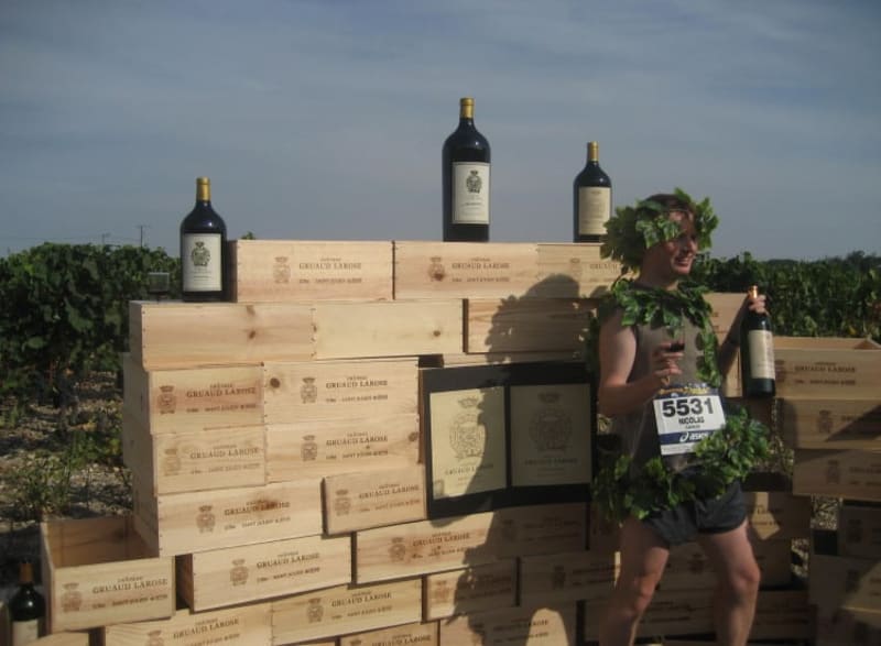 Un vainqueur qui célèbre sa victoire au Marathon de Médoc.
