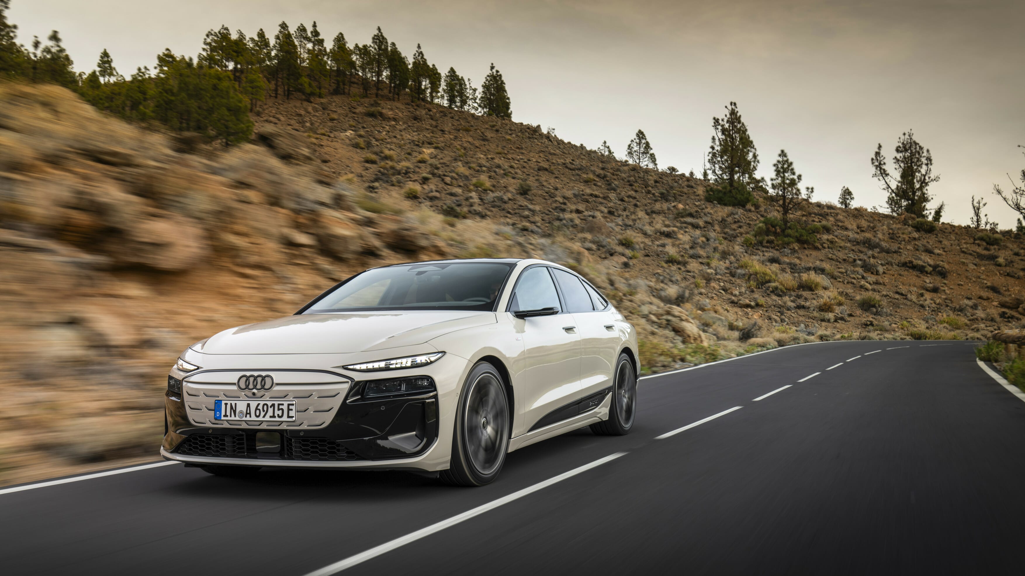 Der Audi A6 e tron fährt auf der Straße.