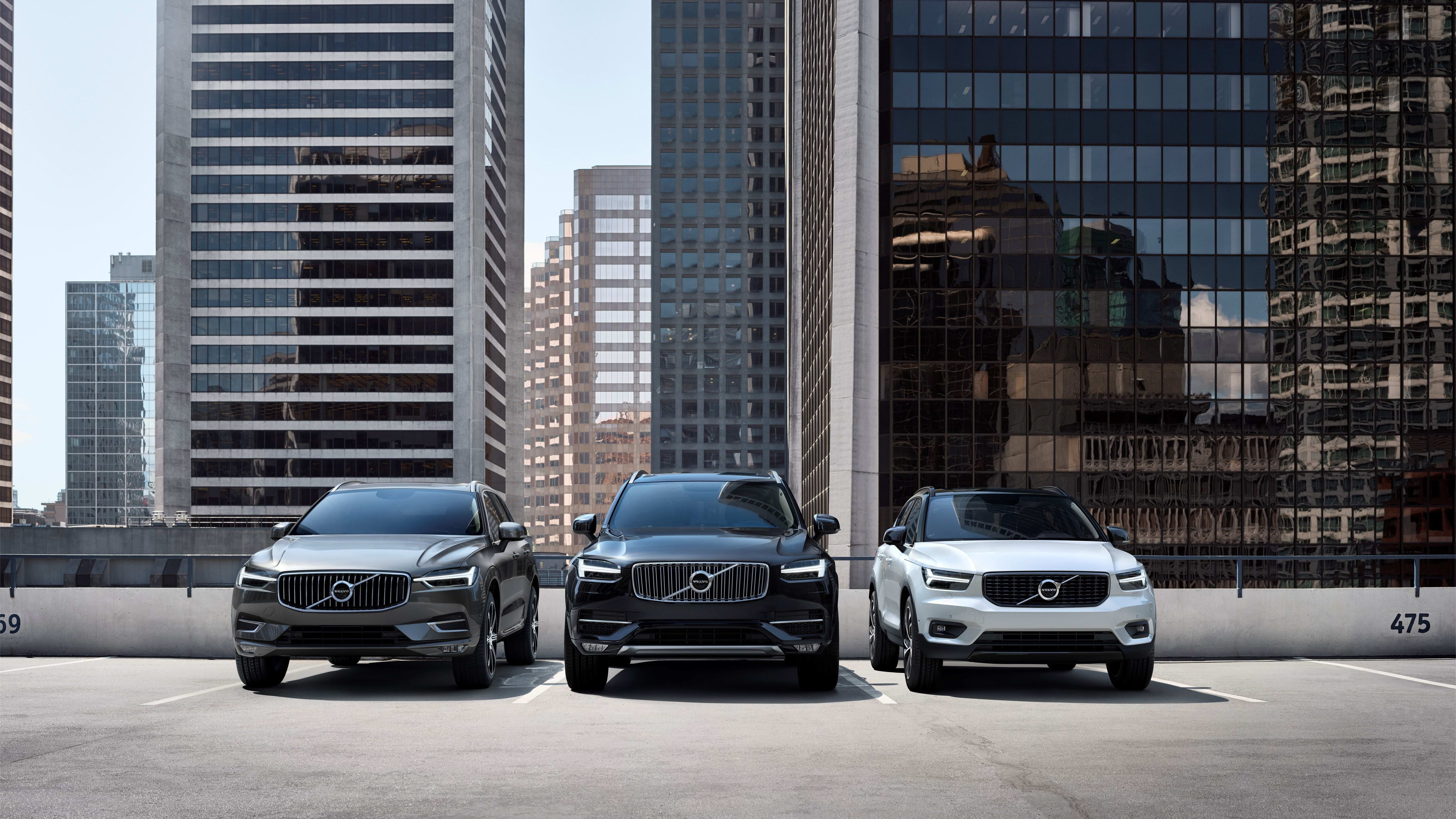 Drei Modelle der Marke Volvo.