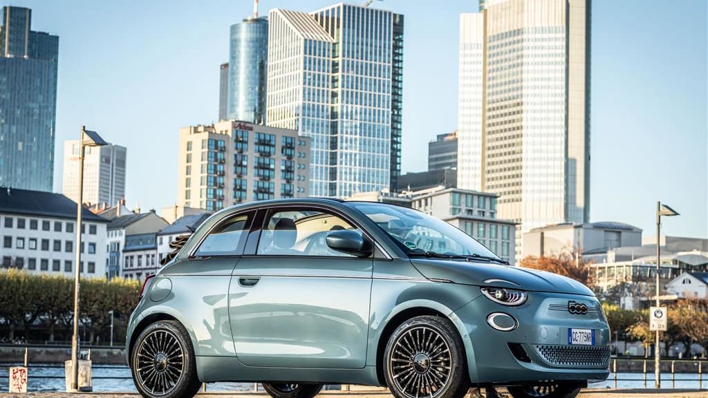 Ein Fiat 500 Elektro Cabrio.