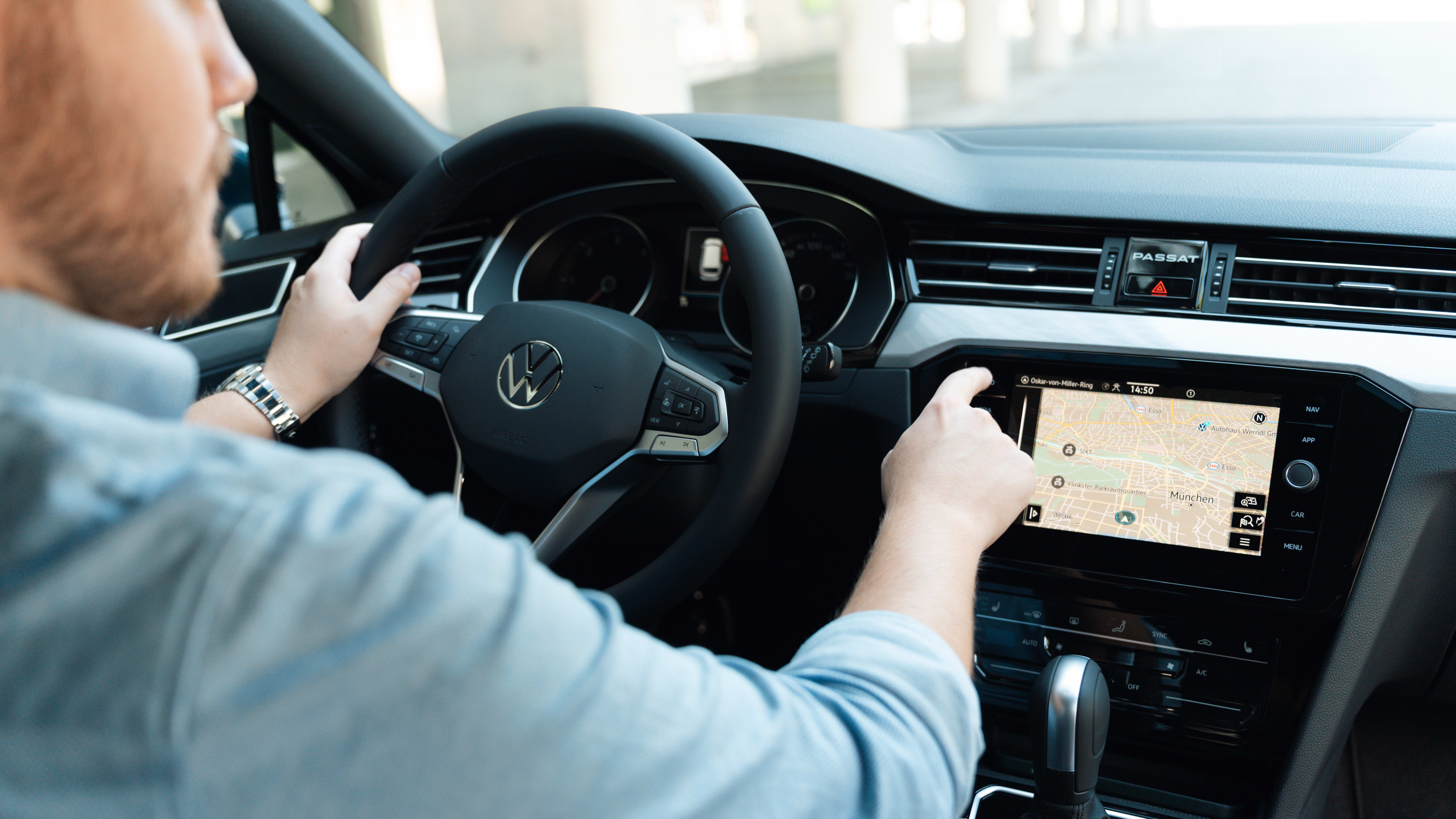 Ein Mann sitzt in einem VW von FINN.