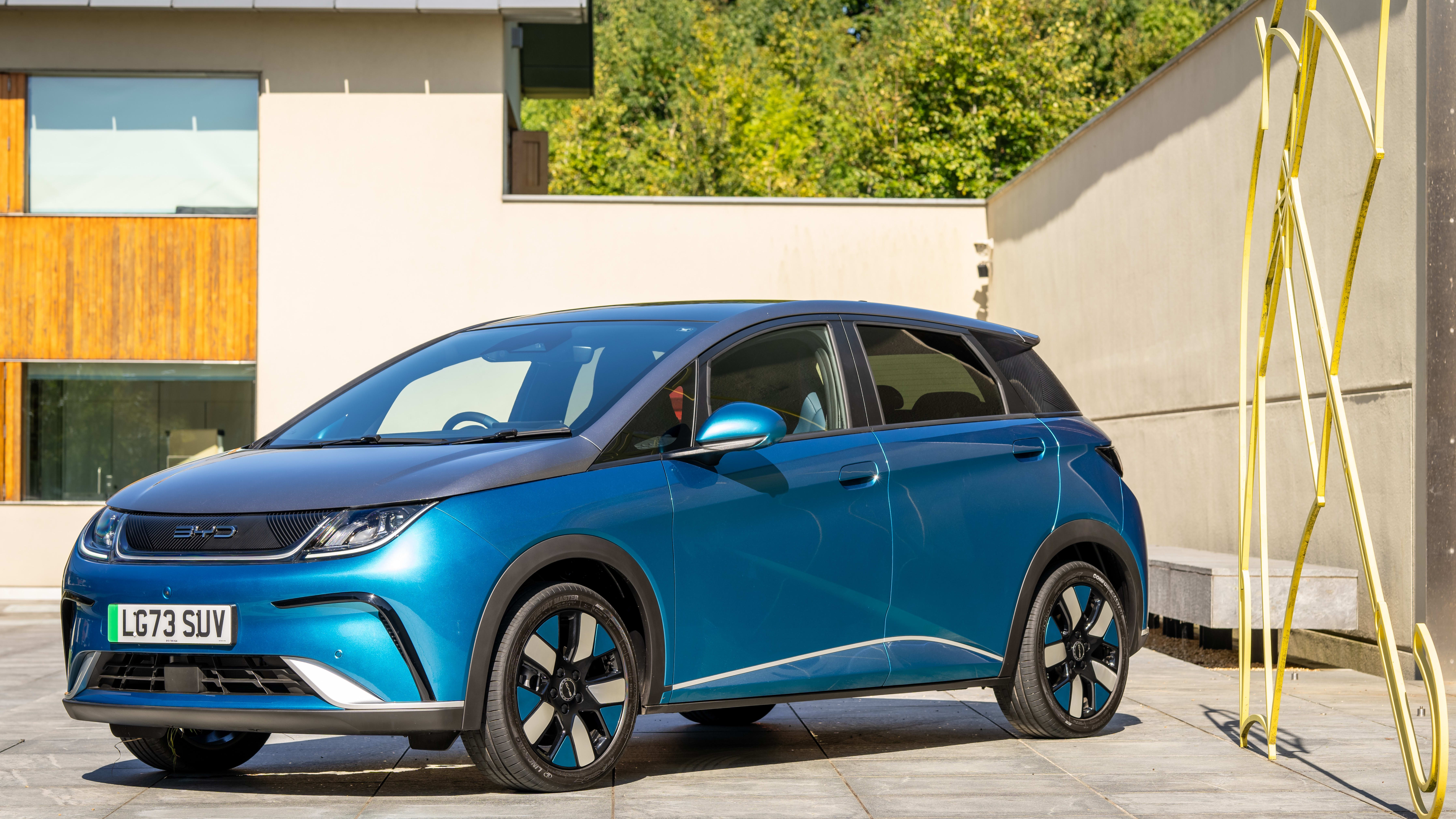 Ein blauer BYD Dolphin.