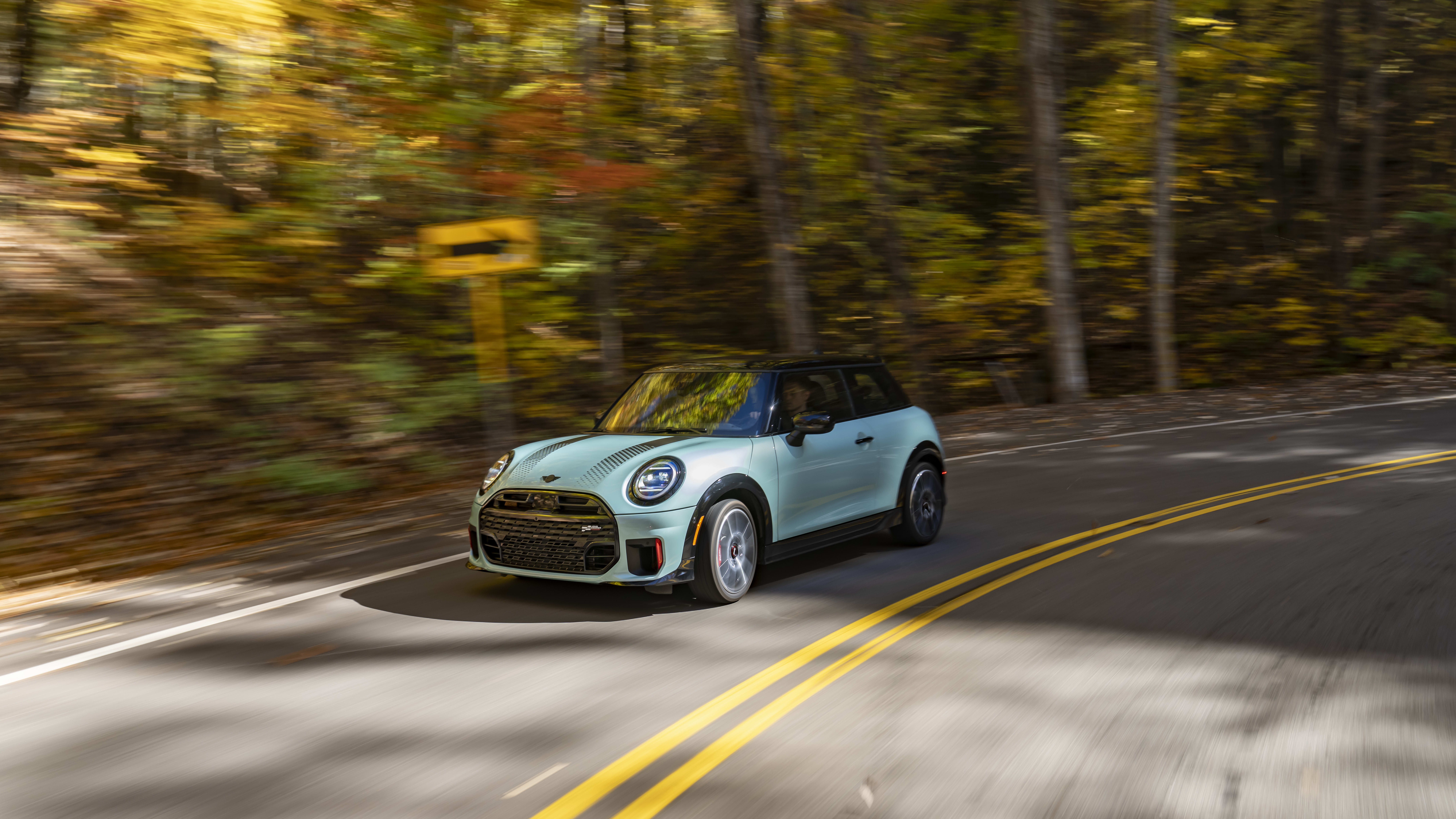 Ein MINI Cooper JCW auf der Straße