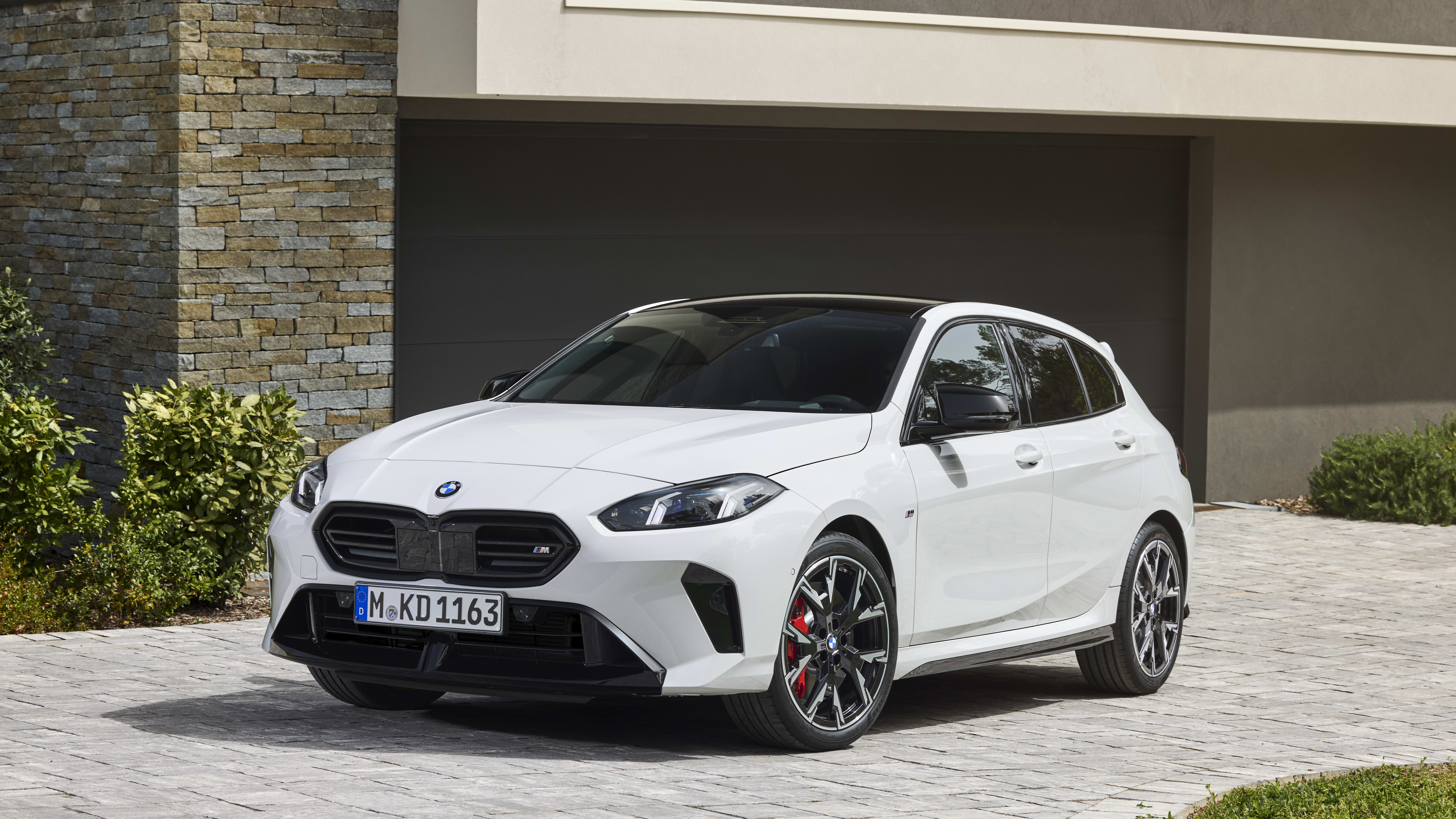 Ein weißer 1er BMW.