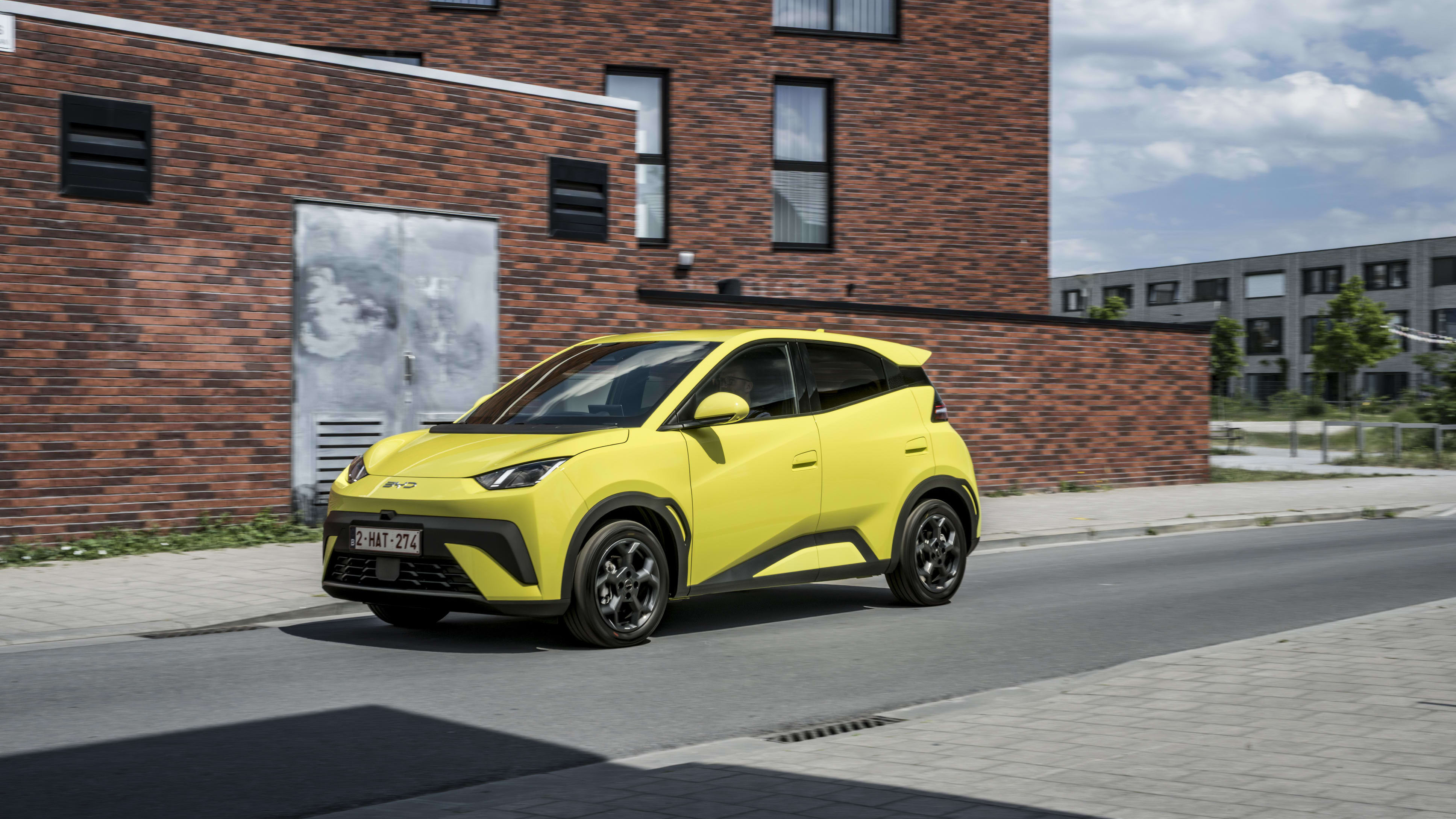 Ein BYD Dolphin Surf in gelb.