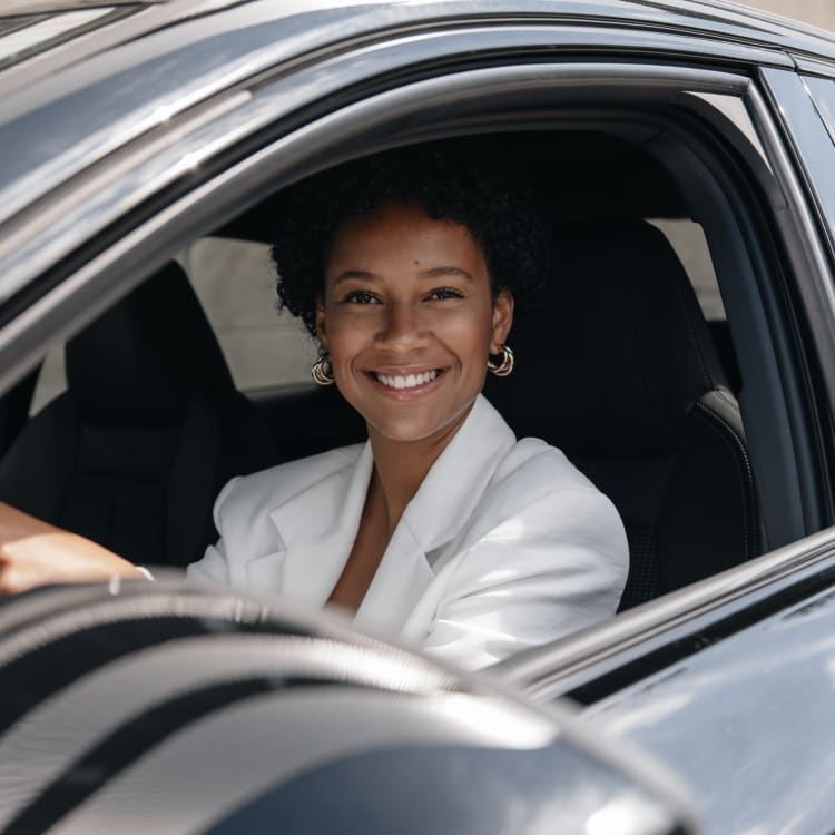 Frau sitzt in einem Auto, das sie über FINN abon