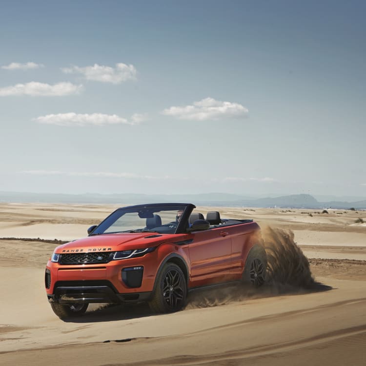 Ein roter Land Rover Range Rover Evoque Cabrio.