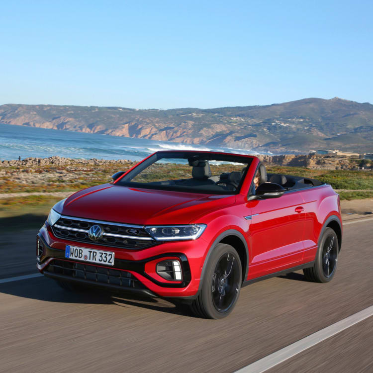 Ein roter VW T-Roc Cabriolet.