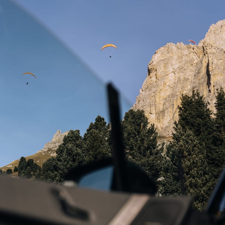 Eine Berglandschaft mit Fallschirmspringer.