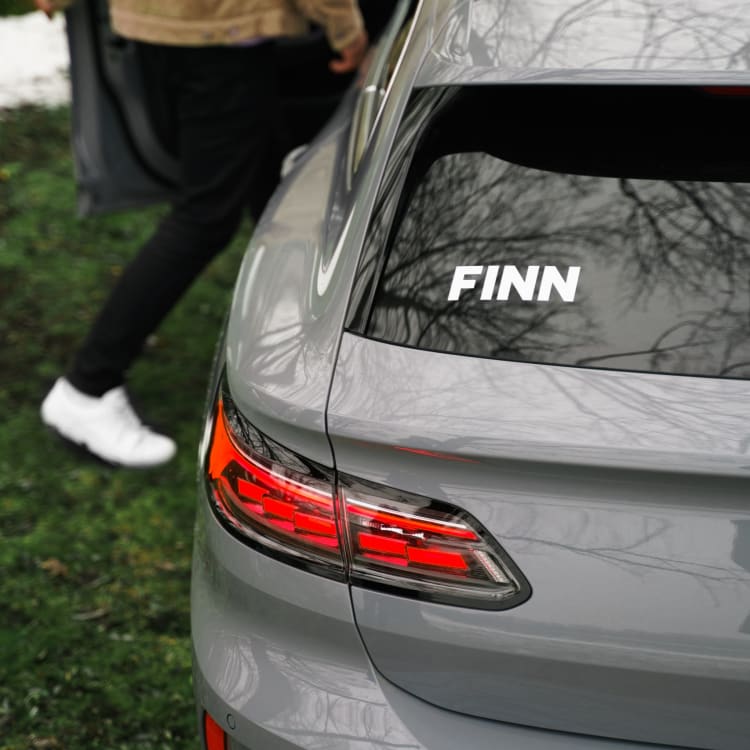 Der Kofferraum eines VWs mit FINN Aufkleber.