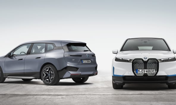 Zwei BMW iX xDrive50.