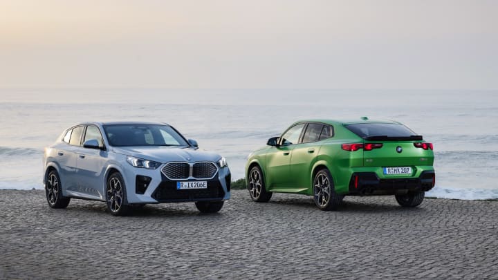Zwei BMW X2.