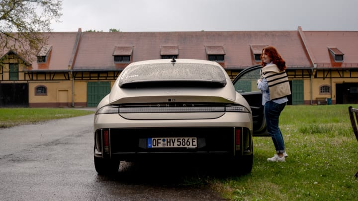 Eine Frau steigt als Beifahrerin in einen Hyunda