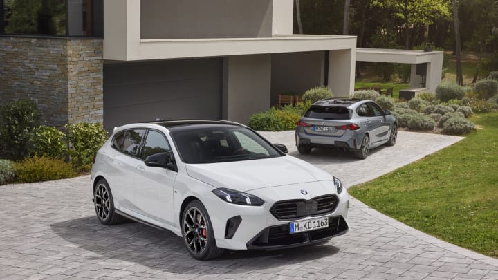 Ein BMW 1er und ein BMW M135 xDrive.