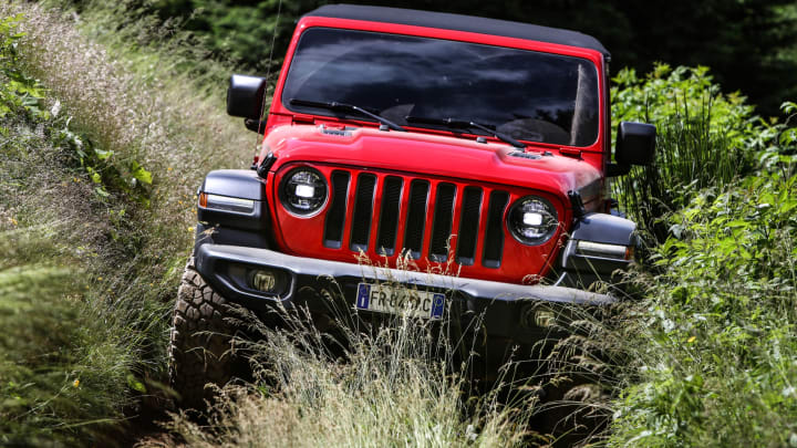 Ein roter Jeep Wrangler.