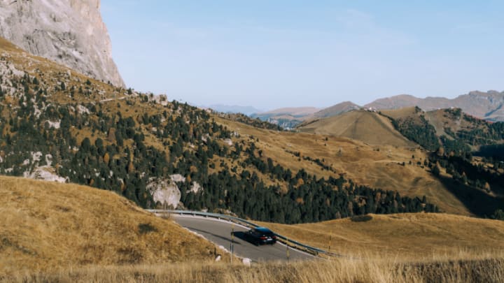 Ein FINN Auto fährt durch die Berge.