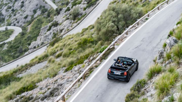 Mini Cabrio unterwegs in den Bergen.