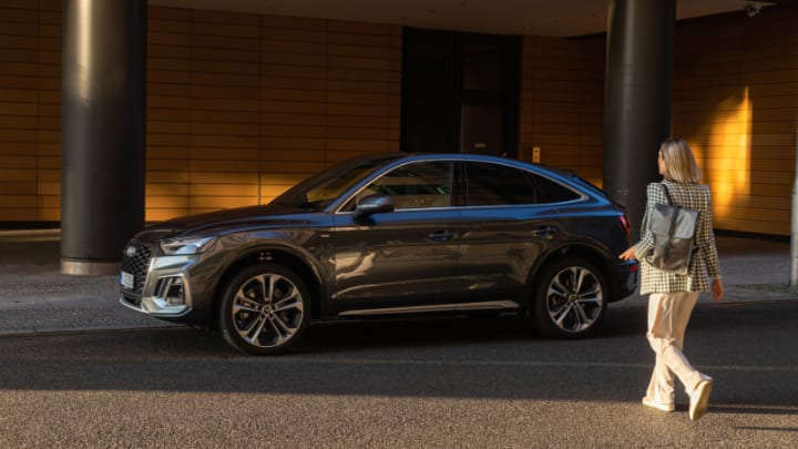 Frau läuft auf ihr Auto zu.