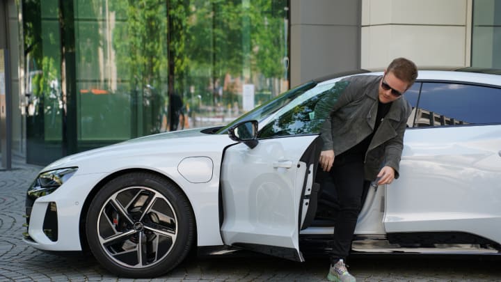 Ein Mann steigt aus seinem Auto. 