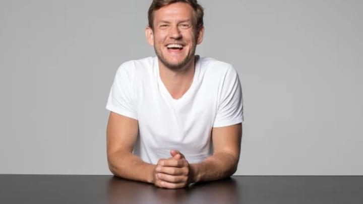 From tech hypes to autonomous leadership: an int