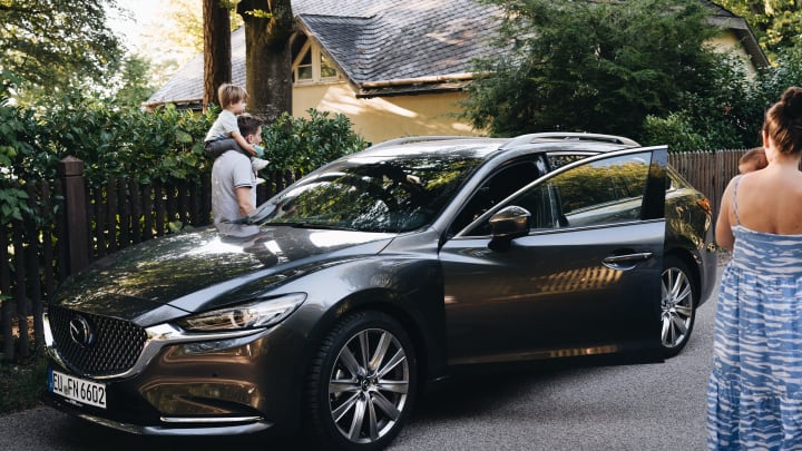 Eine Familie und ein Auto.