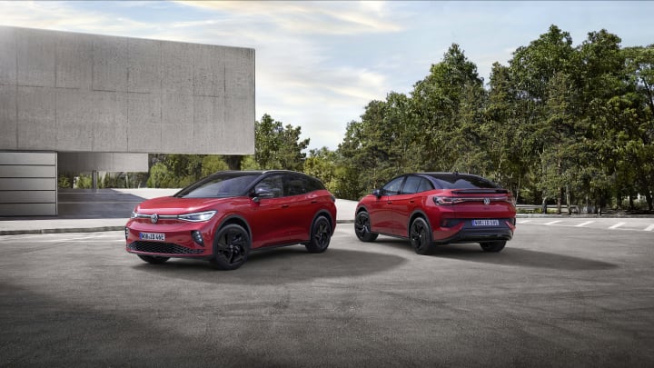 Ein VW ID.4 GTX und ein VW ID.5 GTX in rot.