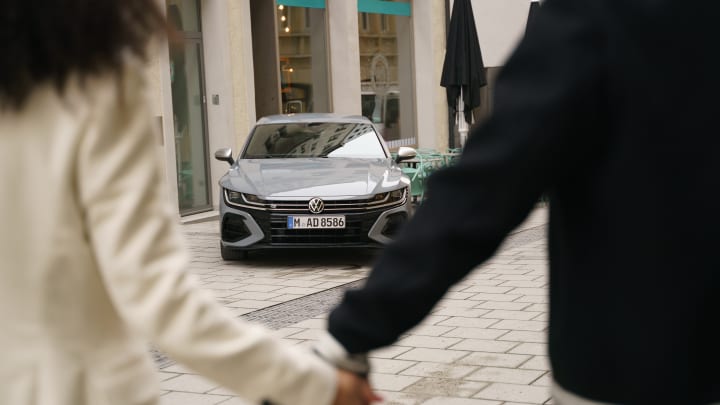 Ein Mann und eine Frau gehen Händchen halten auf