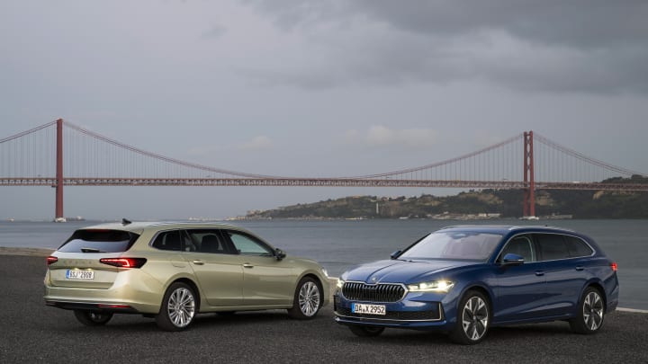 Zwei Škoda Superb Combi.