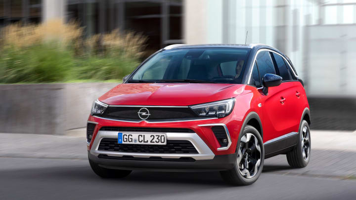 Ein roter Opel Crossland.
