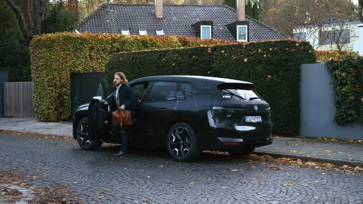 Ein Mann steigt aus seinem FINN BMW aus.