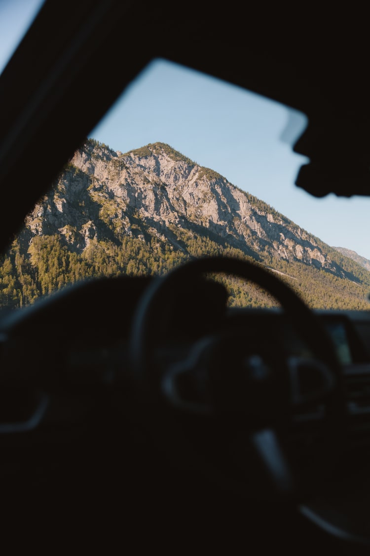 Blick auf die Berge durch das Auto-Cockpit.