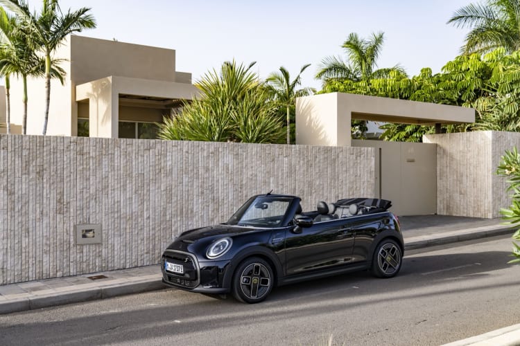 MINI Cooper SE Cabrio vor einer Villa.