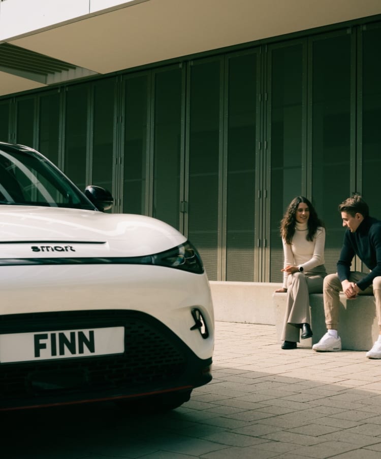 FINN Kundenpaar neben einem smart #1.