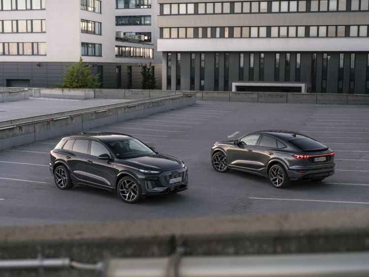 Ein Audi Q6 e-tron fährt auf einer Landstraße.