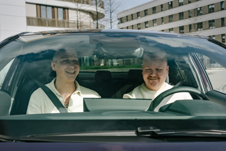 Zwei Personen sitzen im FINN Auto.