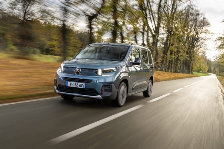 Ein Citroën ë-Berlingo auf einer Landstraße.