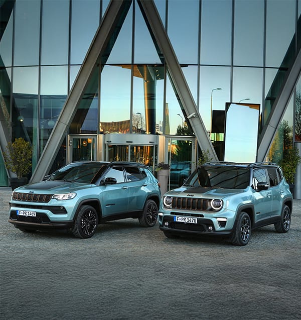 Ein Jeep Renegade und ein Jeep Compass e-Hybrid 